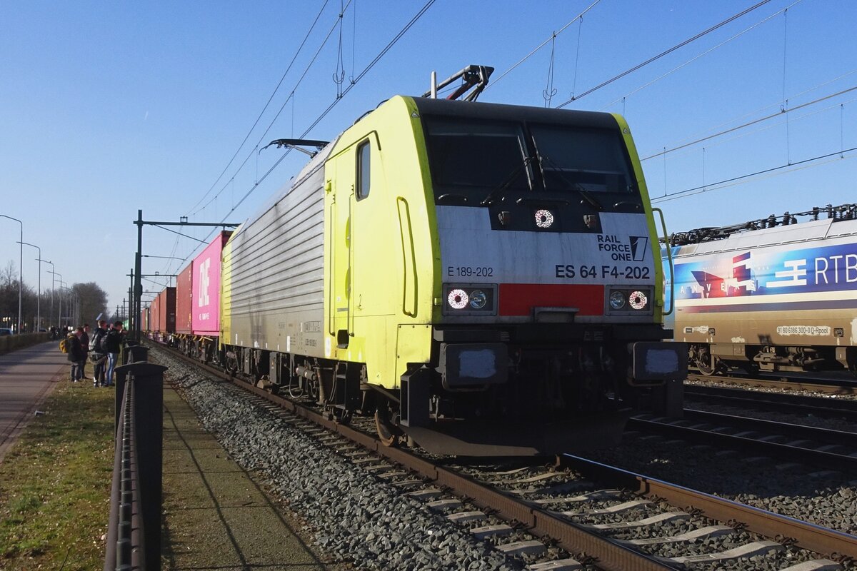 RFO 189 202 hauls a container train through Blerick on 4 March 2022.