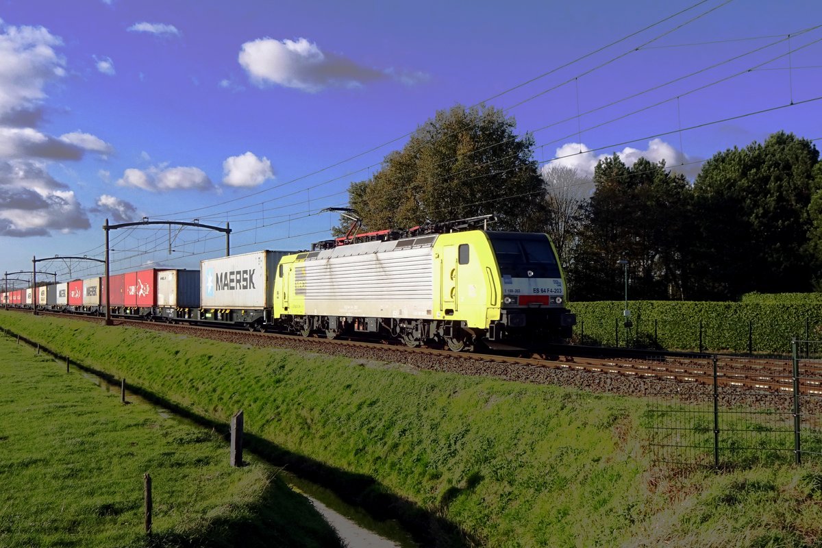 RFO 189 203 hauls a container train through Hulten on 4 November 2020.