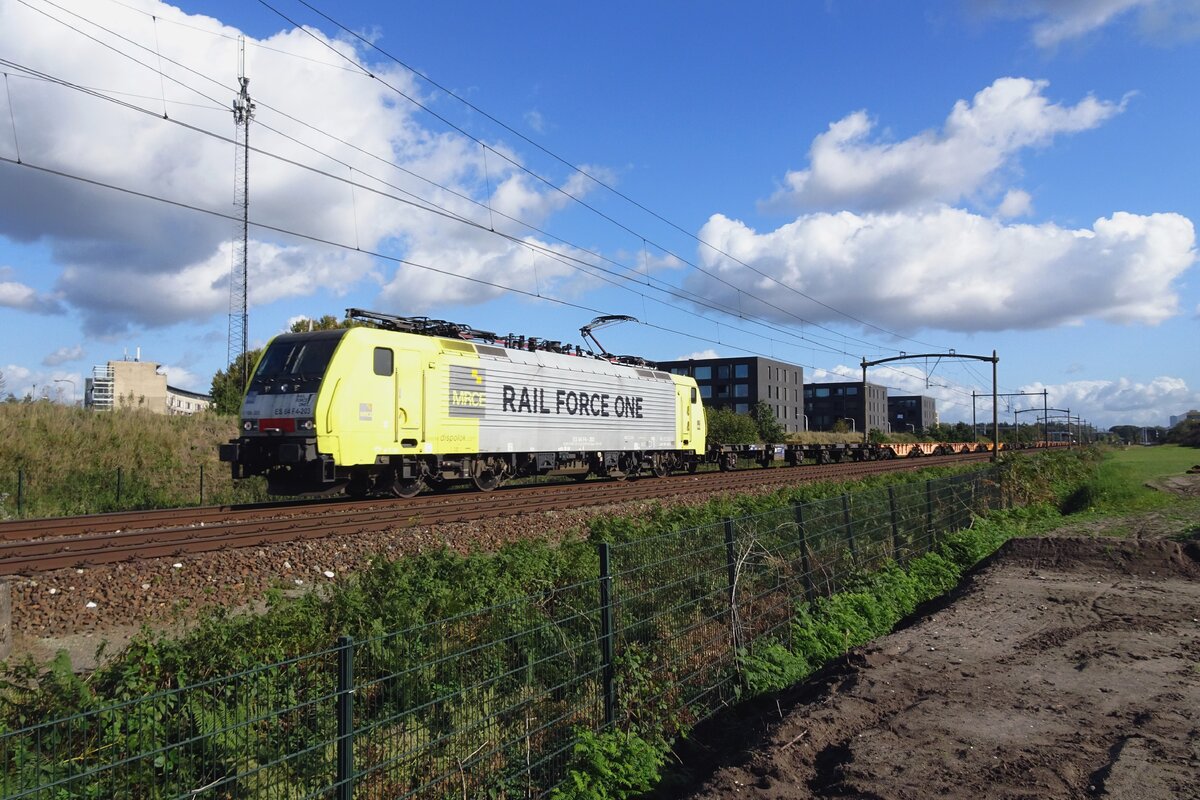 RFO 189 203 hauls an empty container train through Tilburg-Reeshof on 15 October 2021.