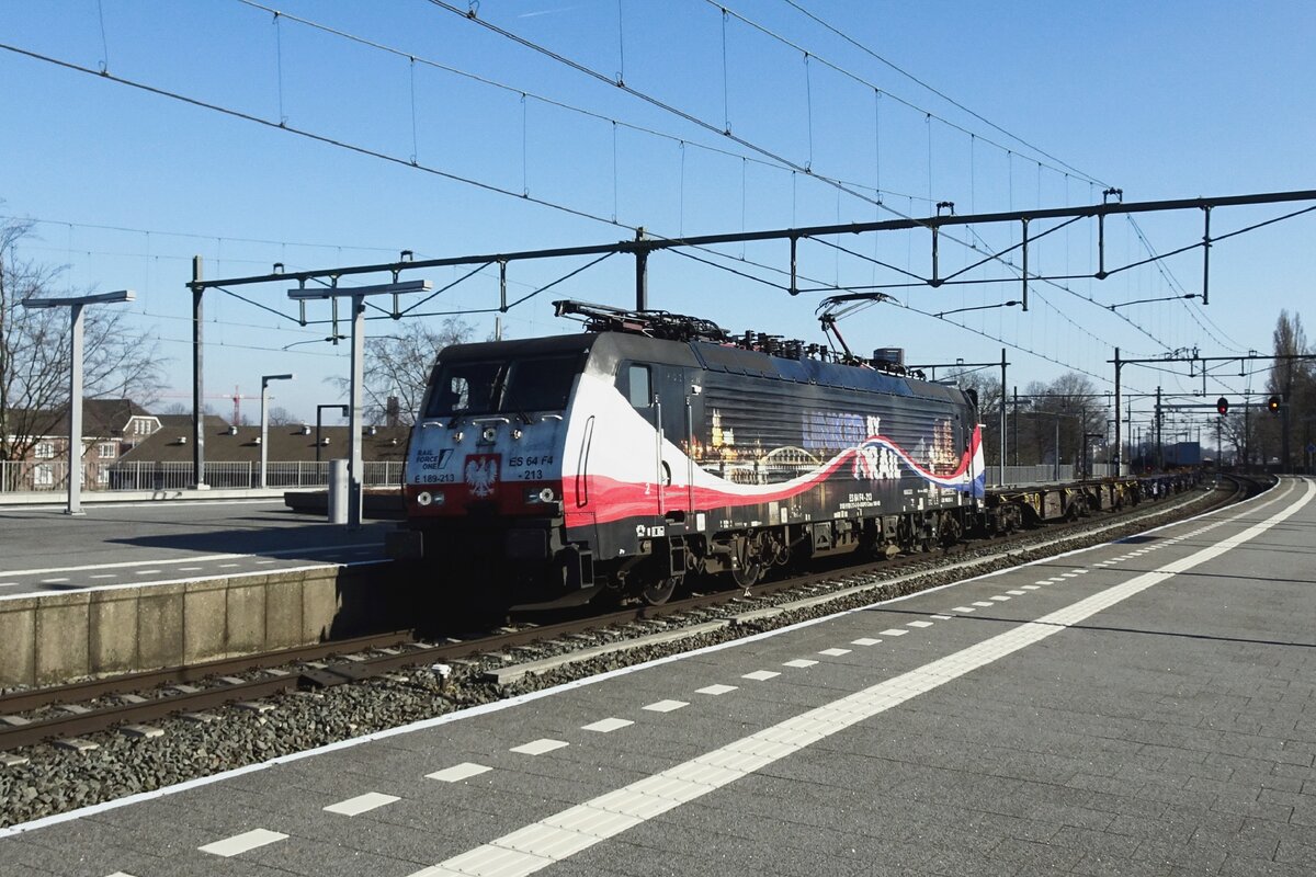 RFO 189 213 hauls a rather meagre loaded intermodal train through Blerick on 4 March 2022.