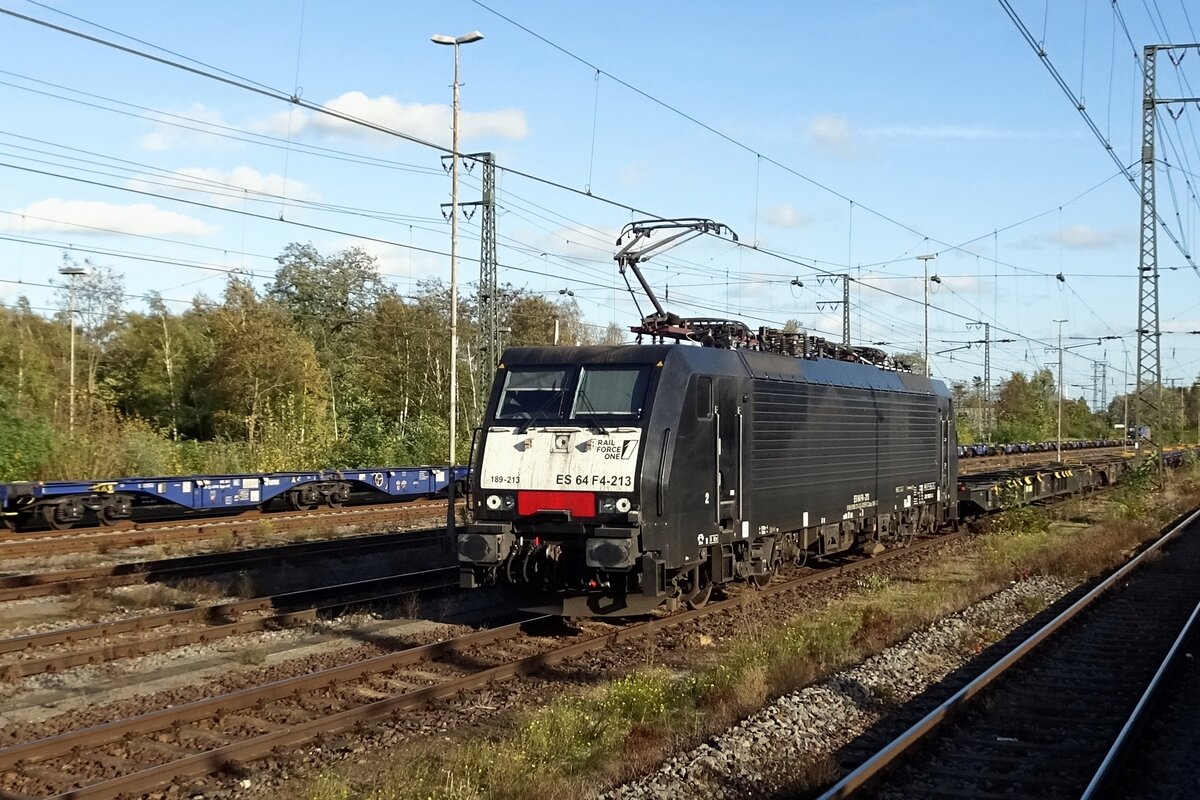 RFO 189 213 hauls a completely empty container train through Emmerich on 1 November 2022.