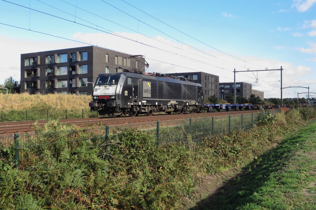 RFO 189 287 hauls an empty container train through Tilburg-Reeshof on 15 October 2021.
