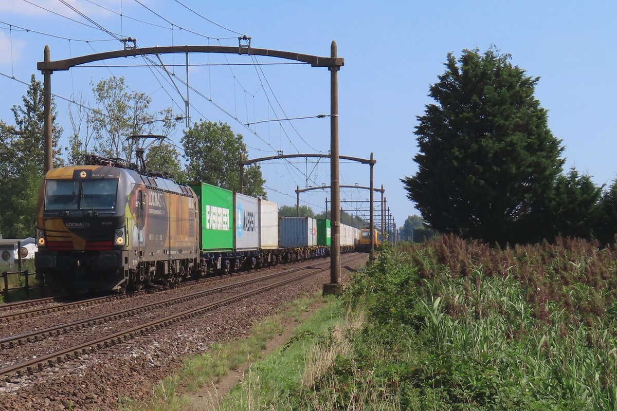 RFO 193 299 'Locmasta' hauls a container traqin through Hulten on 23 August 2023.