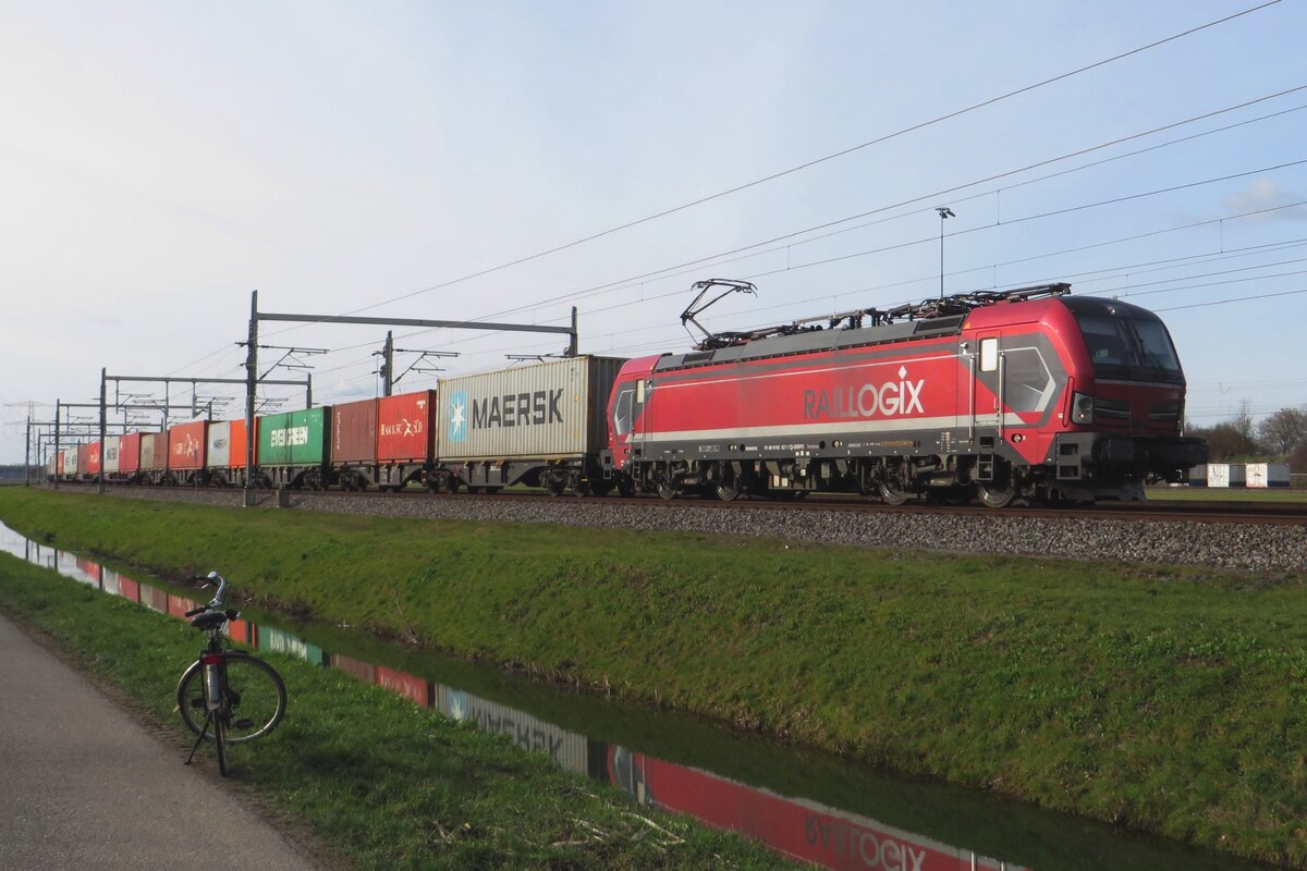 RFO 193 627 hauls a container train through Valburg on the evening of 15 March 2023.