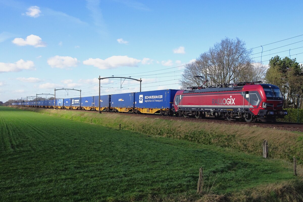 RFO 193 627 hauls the Katý intermodal shuttle train through Hulten on 23 February 2022.