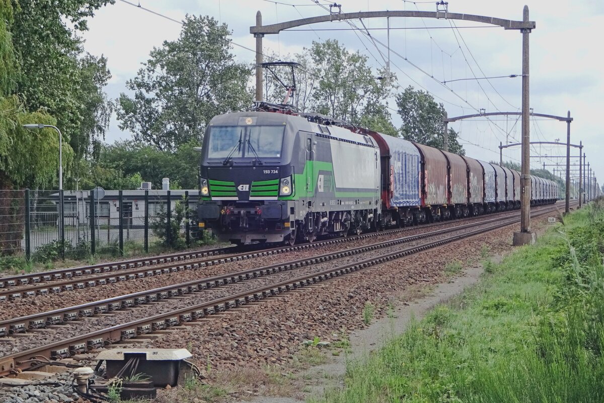 RFO 193 734 hauled a steel train through Hulten on 16 August 2019.