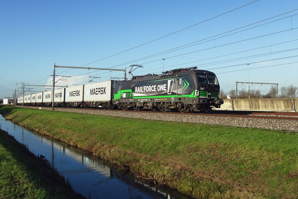 RFO 193 742 hauls a Maersk container train through Valburg on 13 November 2022.