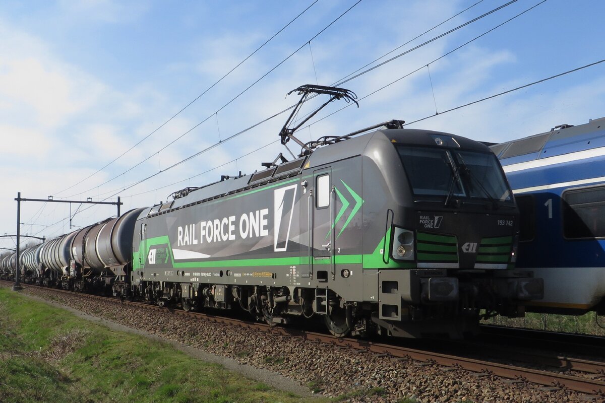 RFO 193 742 hauls a tank train through Tilburg-Reeshof on 5 April 2023.