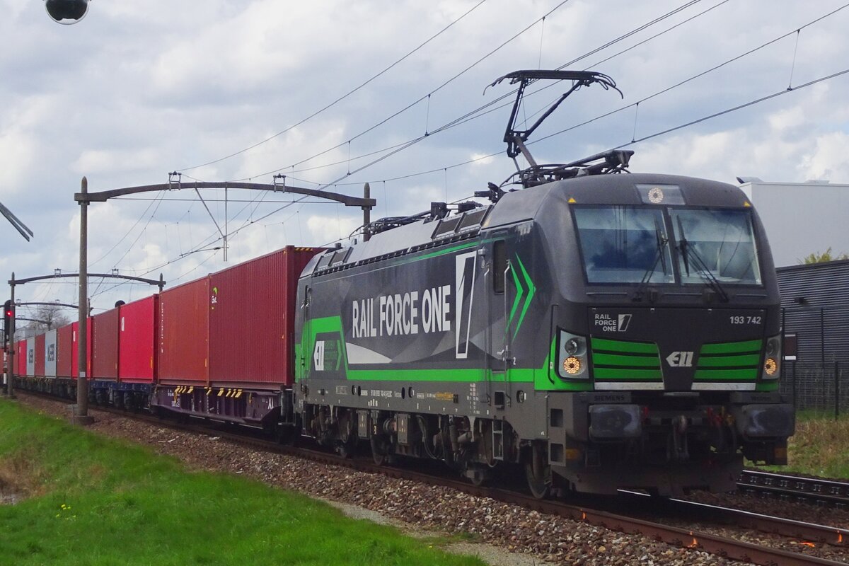 RFO 193 742 hauls the Gekkengraaf container shuttle train south bound through Oisterwijk on 14 April 2023.