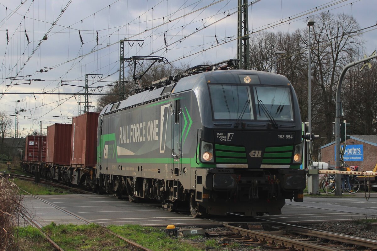 RFO 193 954 passes through Emmerich with an intermodal train on 14 march 2024.