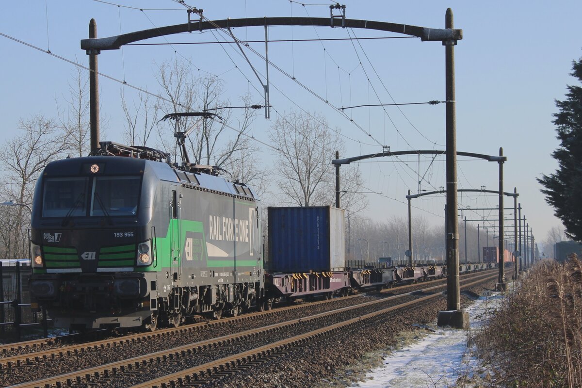RFO 193 955 hauls a diverted intermodal train through Hulten on 19 January 2024.