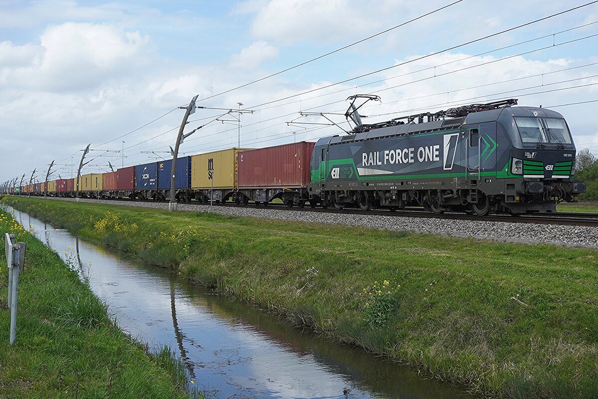 RFO 193 955 hauls a container train towards Neiuss Gbf through Valburg on 14 April 2026.