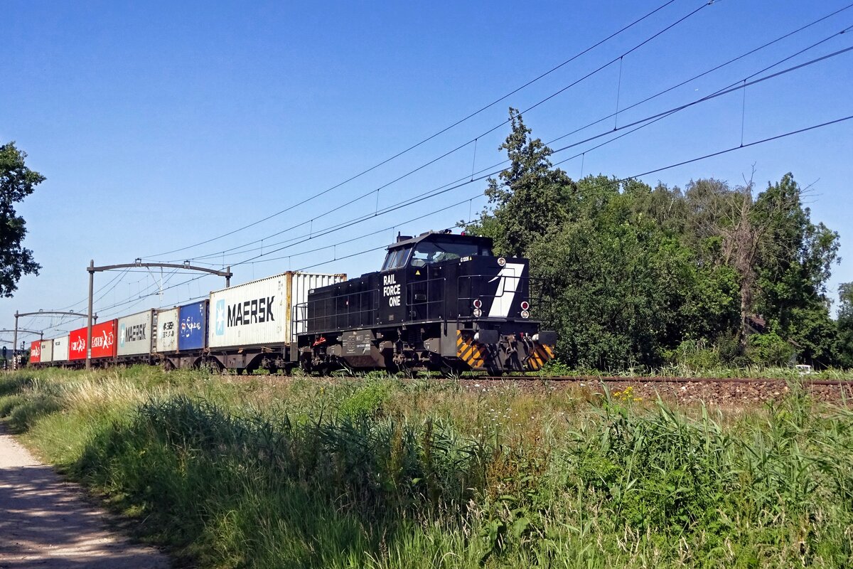 RFO 275 618 hauls a container train through Oisterwijk on 28 June 2019. Sadly, ProRail's green fencing has destroyed all photo opportunities on this spot.
