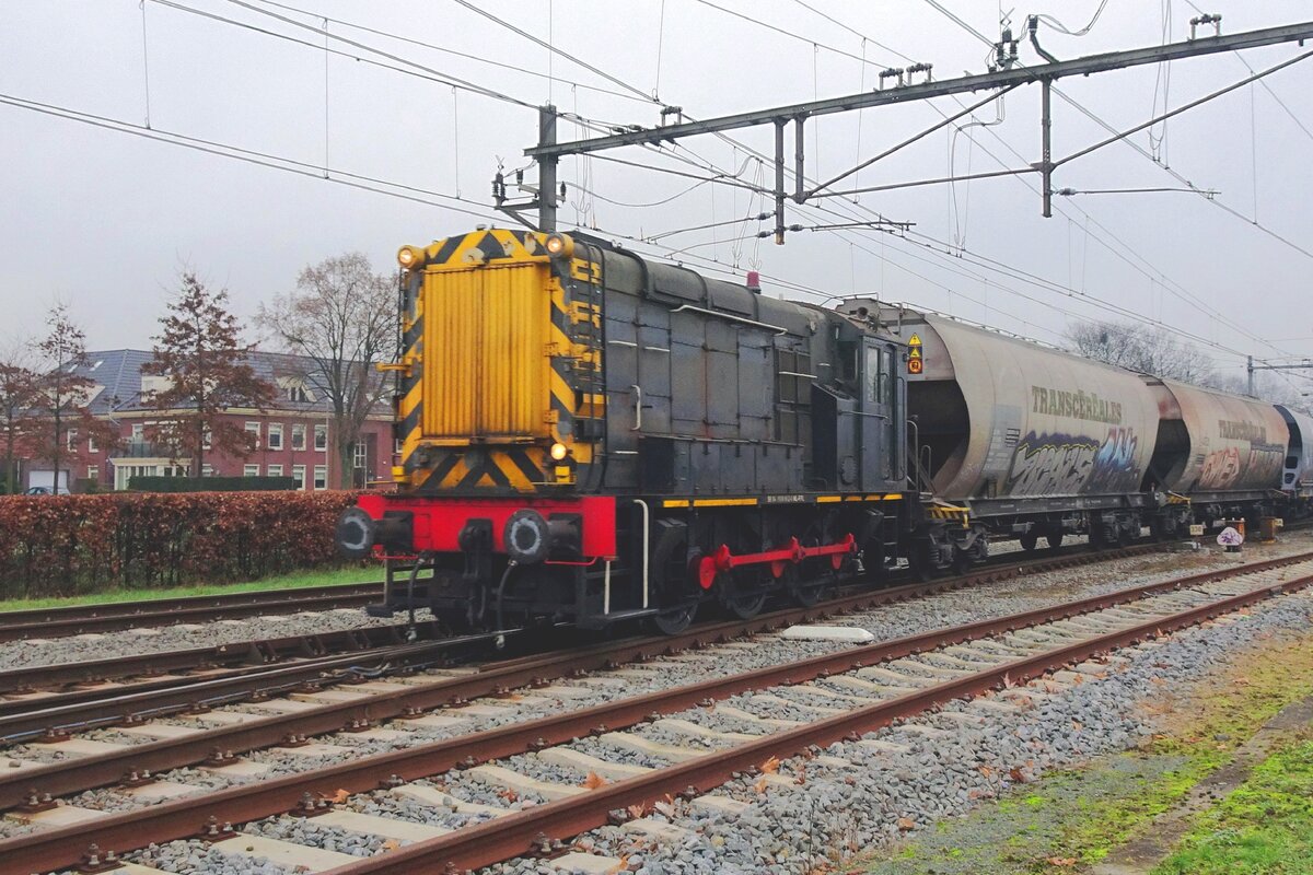 RFO 692 hauls a cereals train into Oss on 14 January 2022.