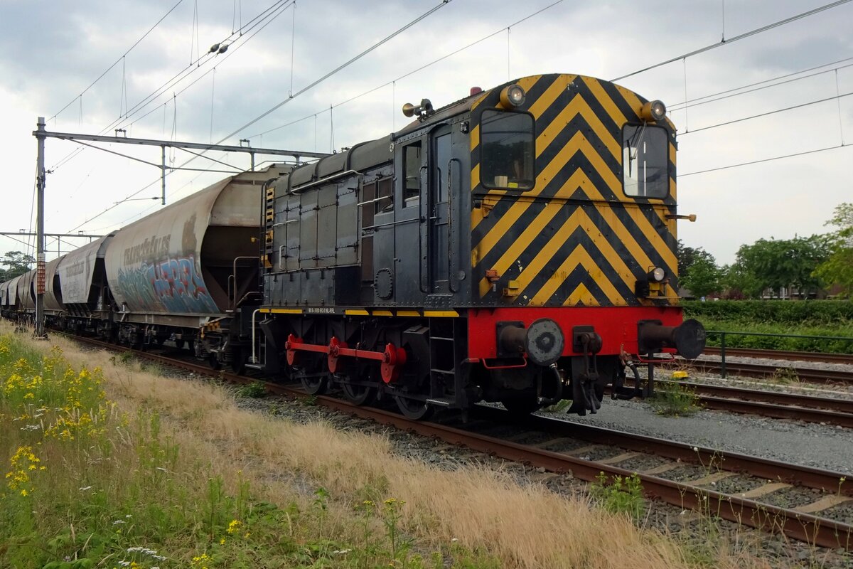 RFO 692 is about to shunt cereal wagons at Oss on 22 June 2021.