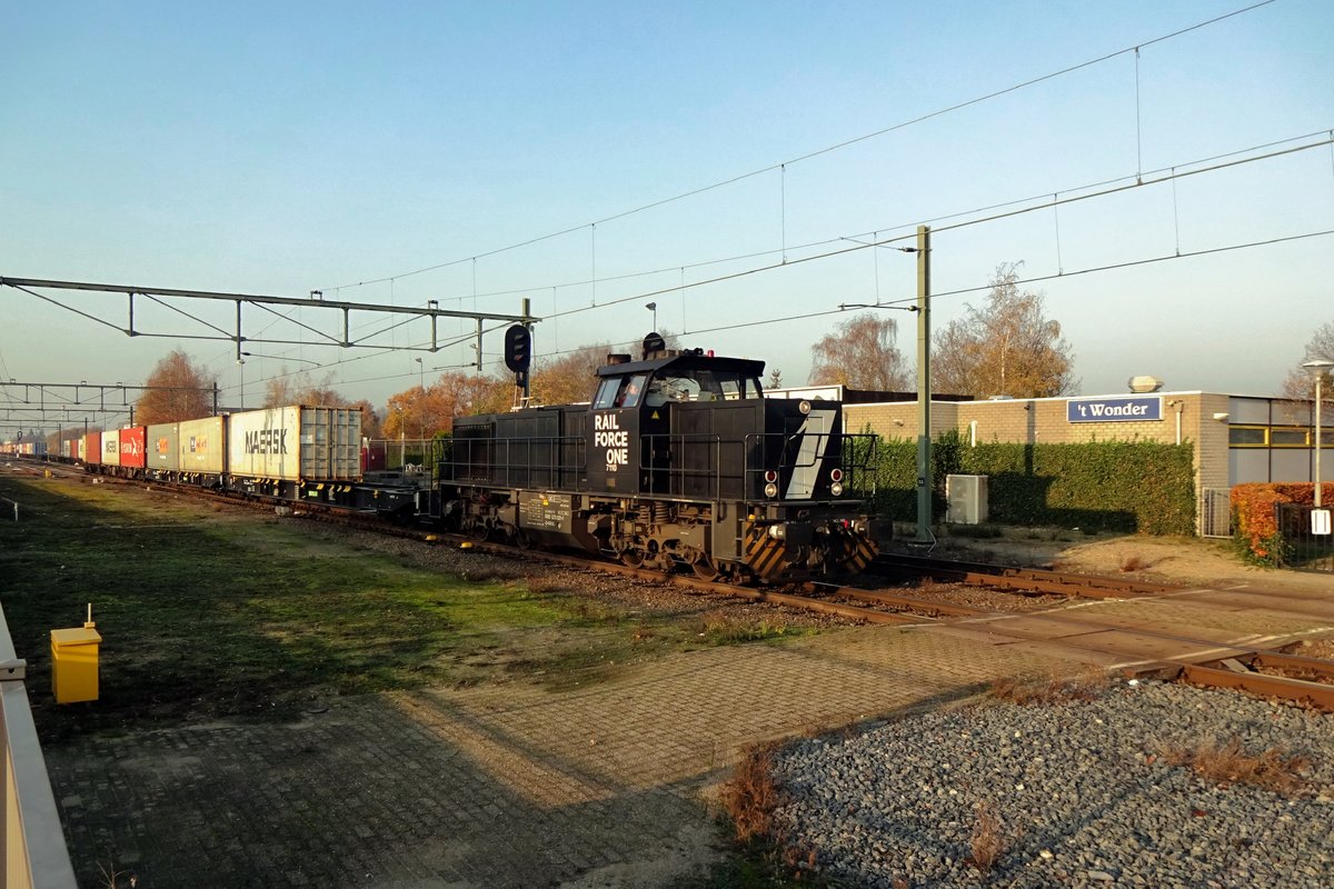 RFO 7110 shunts a container train at Blerick on 27 November 2020.