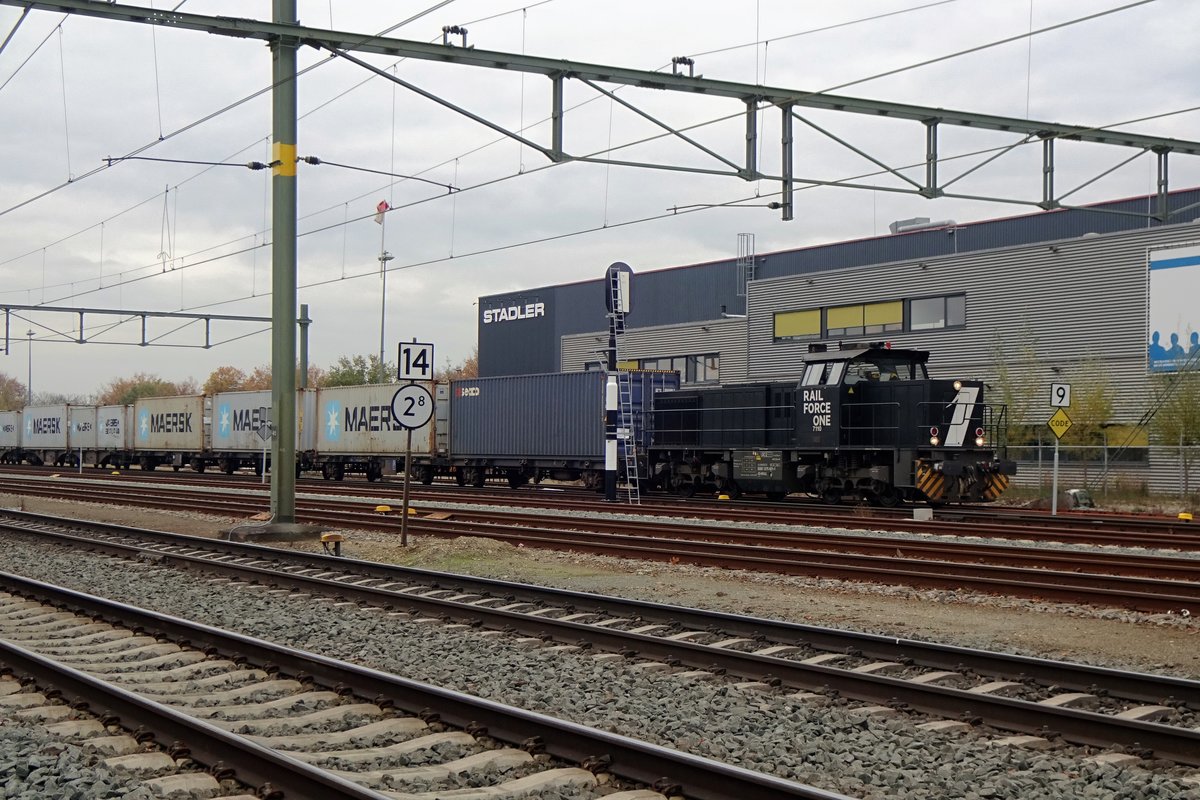 RFO 7110/5001572 shunts a container train at Blerick-Cabooter on 26 November 2020.