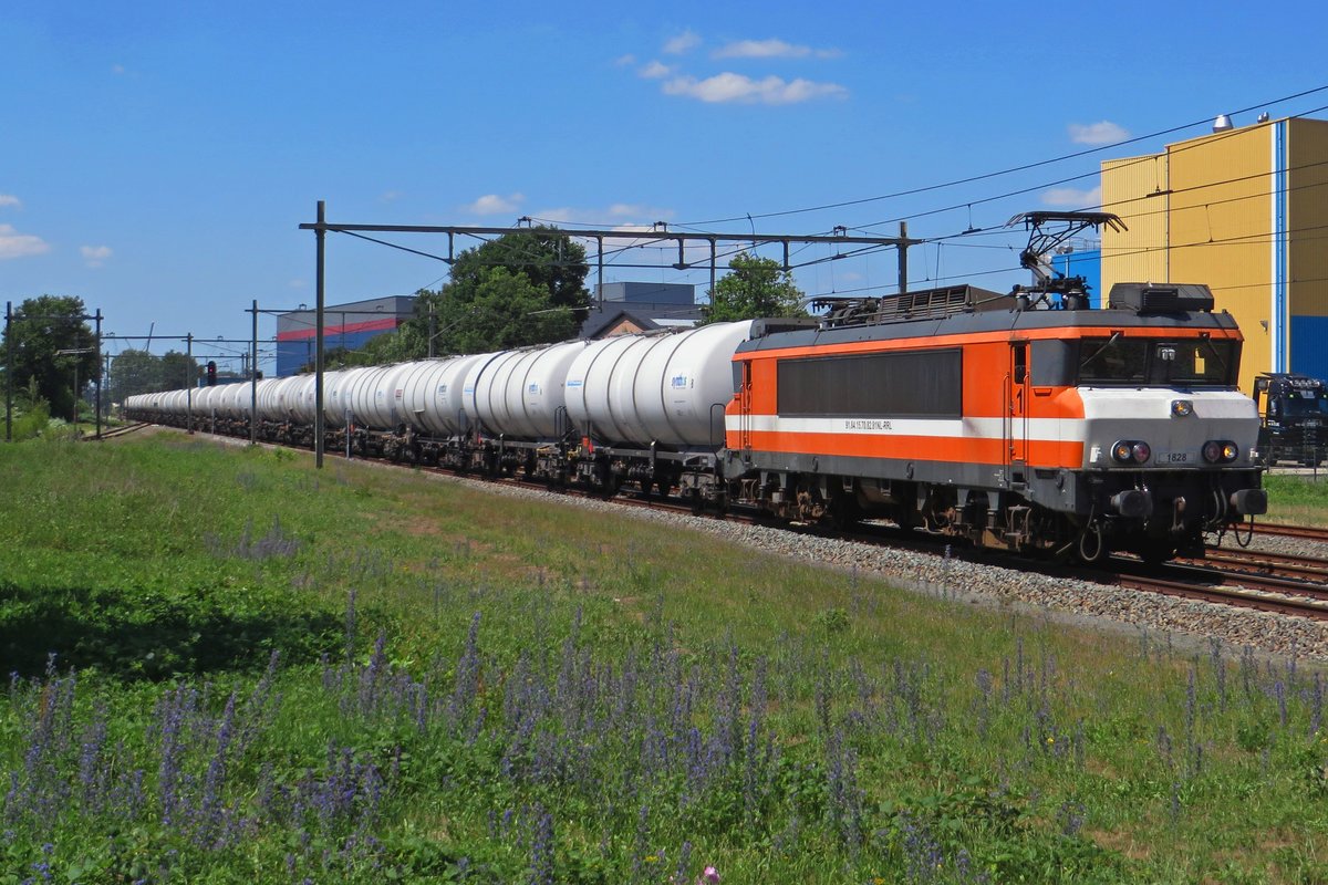 RFO, ex LOCON-Benelux 1828 hauls a train of Nacco tank wagons through Barneveld Noord on 25 June 2020.
