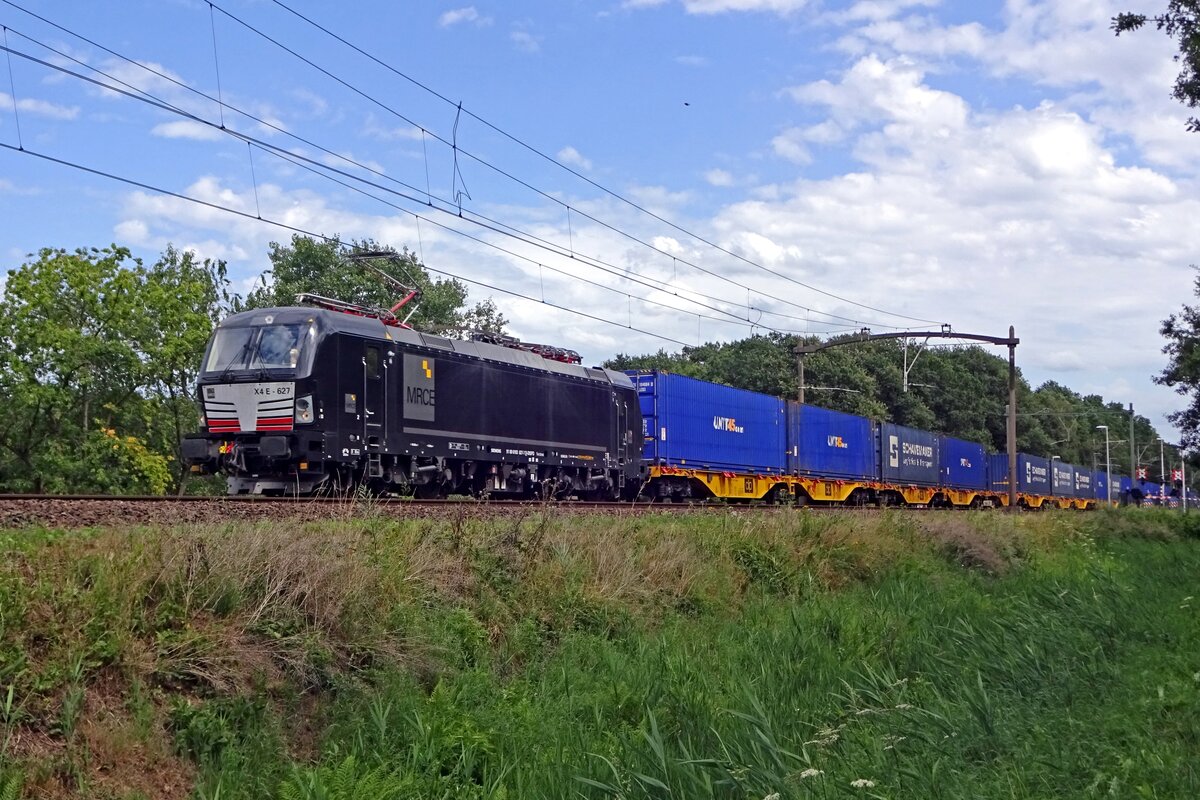 RFO X4E-627 hauls the Katy-intermodal shuttle through Tilburg Oude warande on 30 July 2019, but yet has to receive her characteristic ruby red colours. 