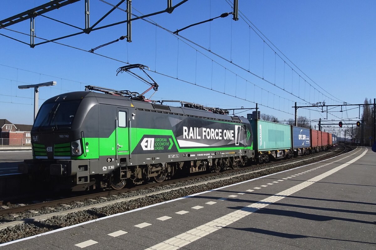 RFO's  newby 193 742 hauls a container train through Venlo toward gekkengraaf on 4 March 2022.