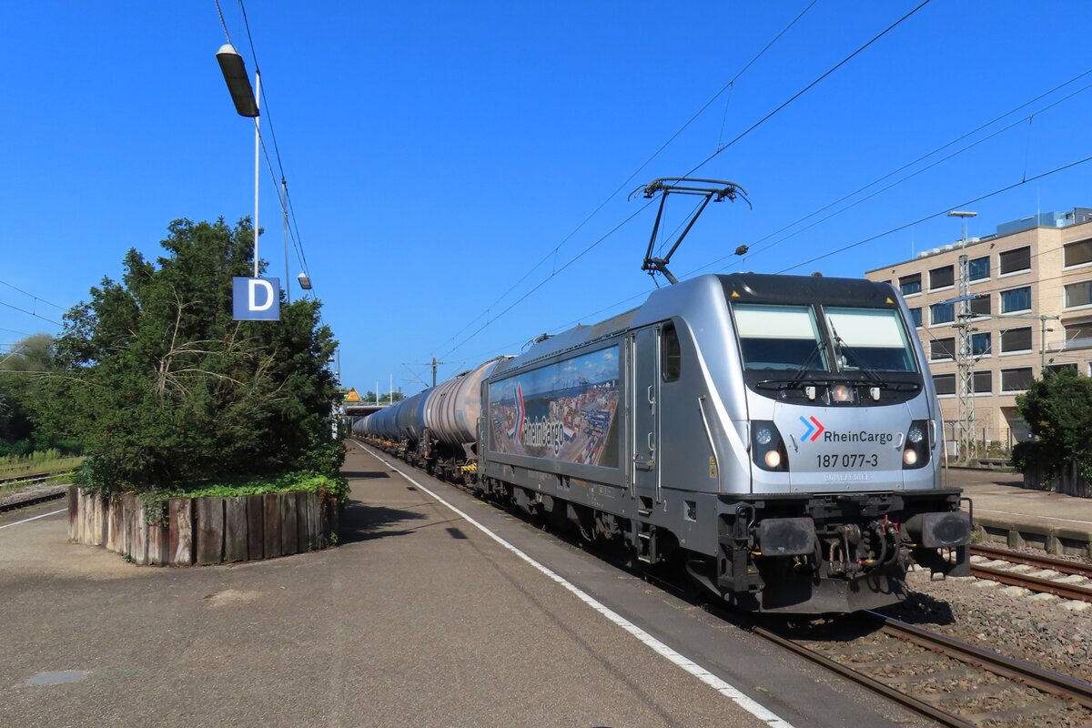 RheinCargo 187 077 hauls a tank train through Göppingen on 15 September 2023.