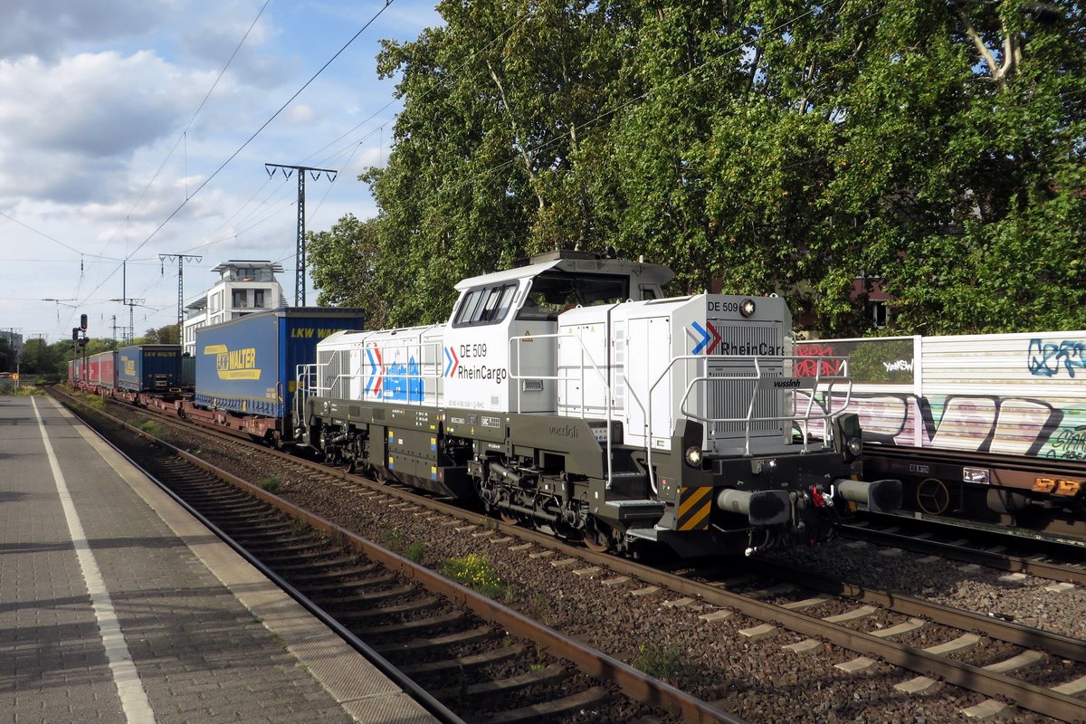 RheinCargo DE 509 'BAYERN' hauls a short freight through Köln Süd on 24 September 2020.