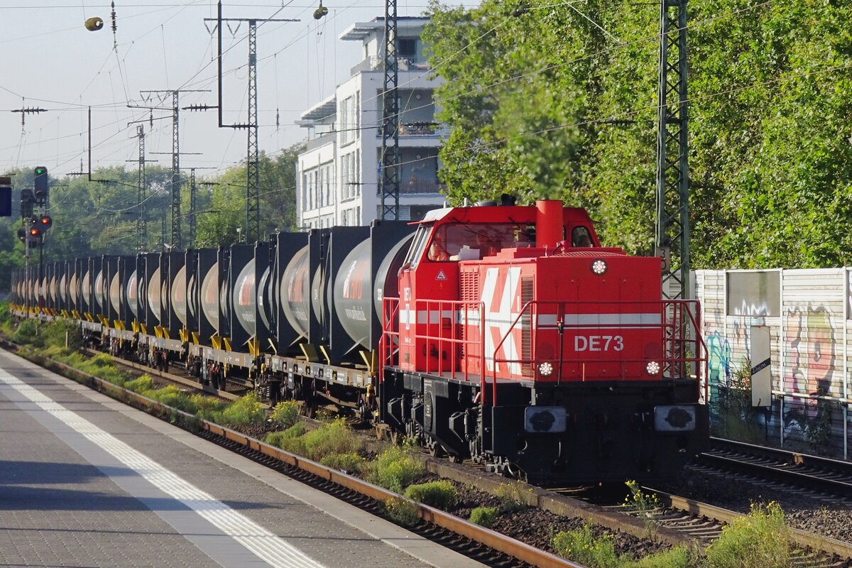 RheinCargo DE73 hauls a refuse train through Köln Süd on 23 September 2021.