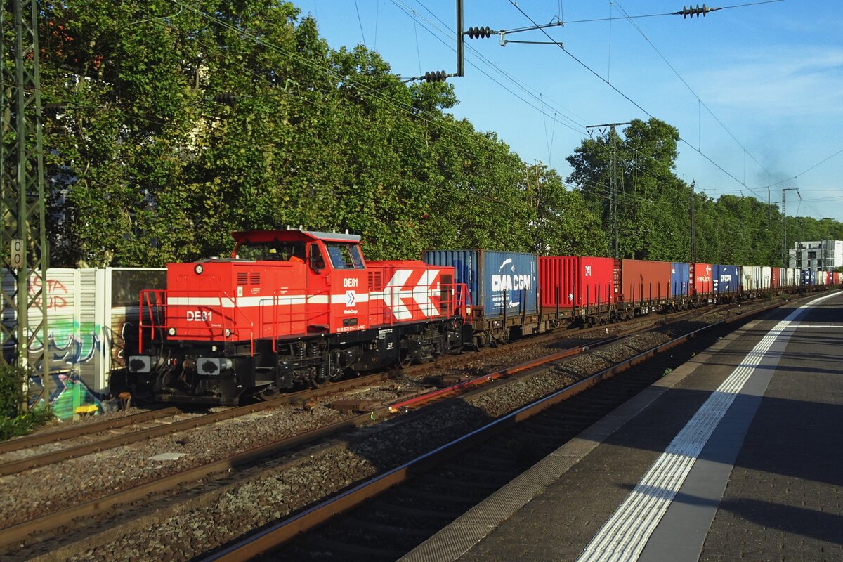 RheinCargo DE81 hauls a container train through Köln Süd on 22 September 2021.