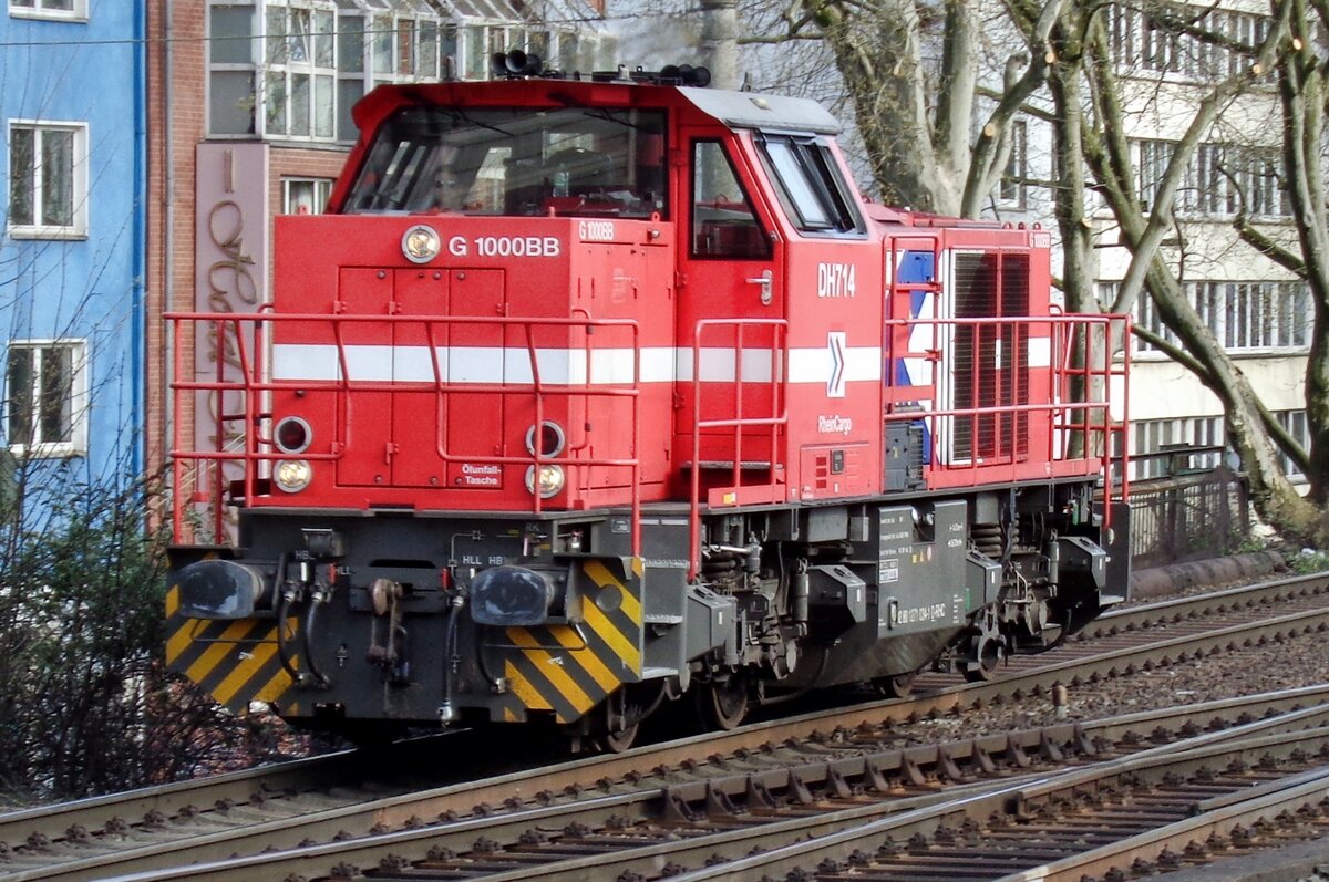 RheinCargo DH 714 still wears the HGK colours when passing through Köln Süd on 30 March 2017.