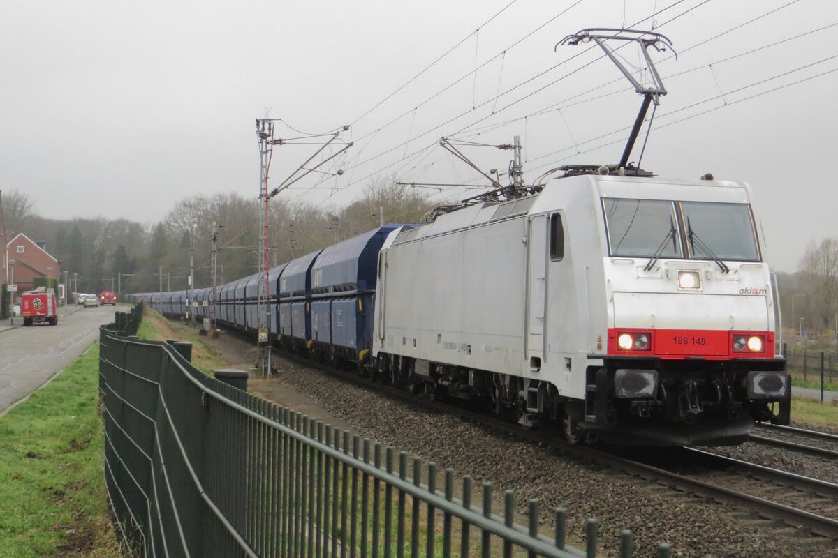Rhenus 186 149 hauls a VTG coal train through Venlo-Vierpaardjes on 17 December 2021.