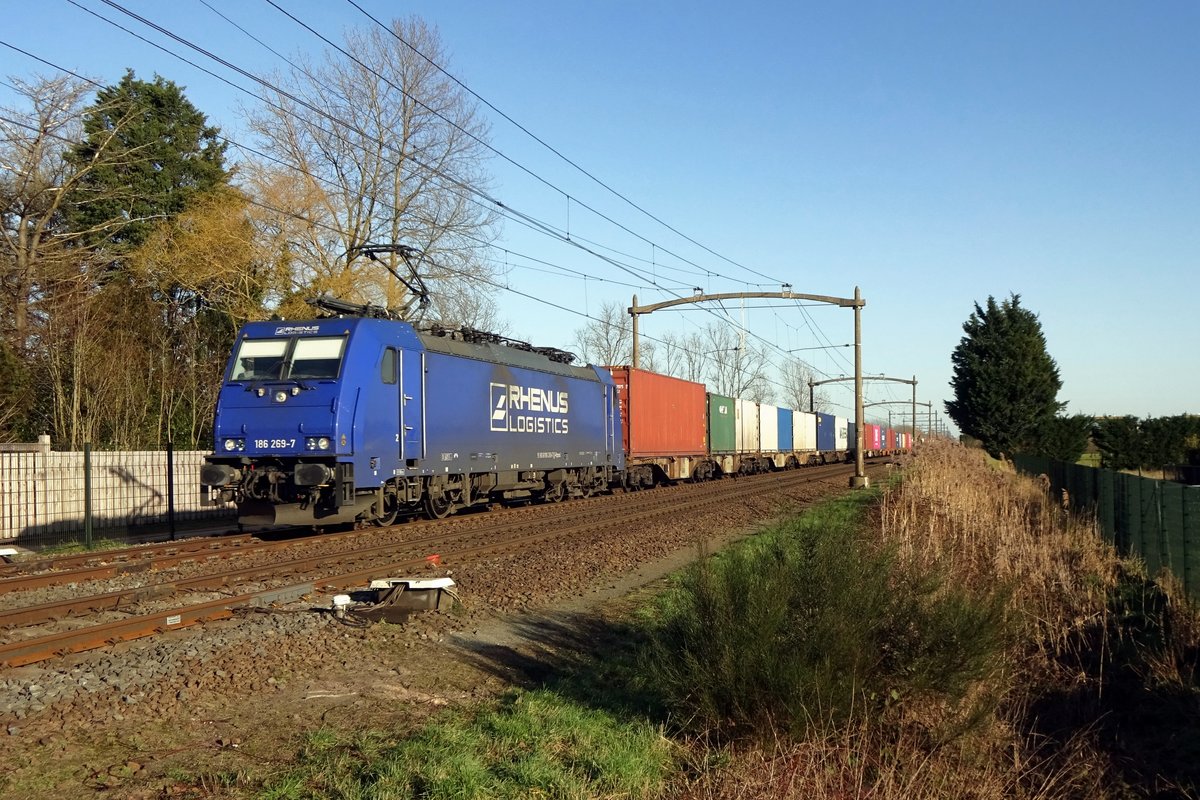 Rhenus/CrossRail 186 269 hauls a container train from Frenkendorf to Kijfhoek through Hulten on 21 February 2021.