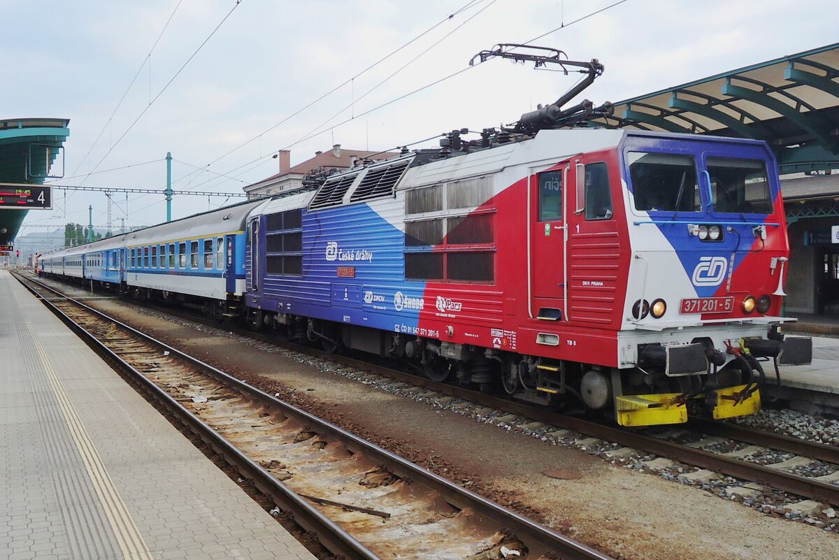 Riding flag 371 201 calls at Decin hl.n. on 21 May 2015.