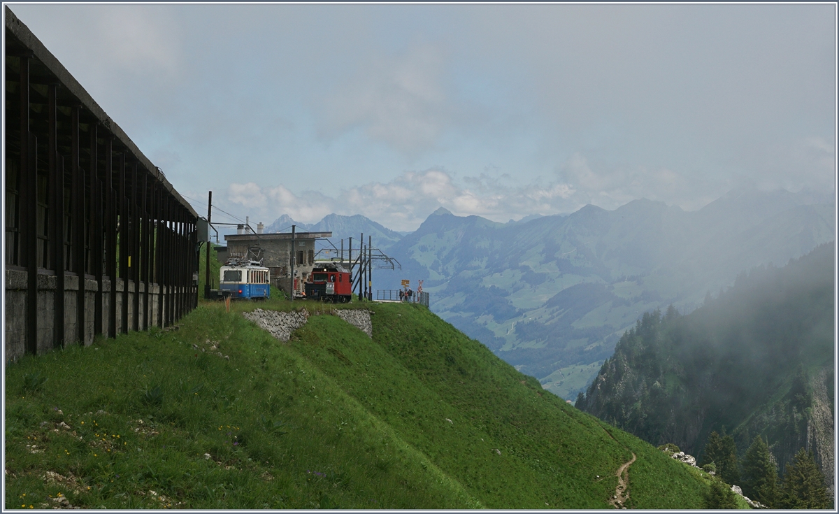 Rochers de Naye Beh 2/4 203 and Hem 2/2 12 in the Jaman Station. 

03.07.2016