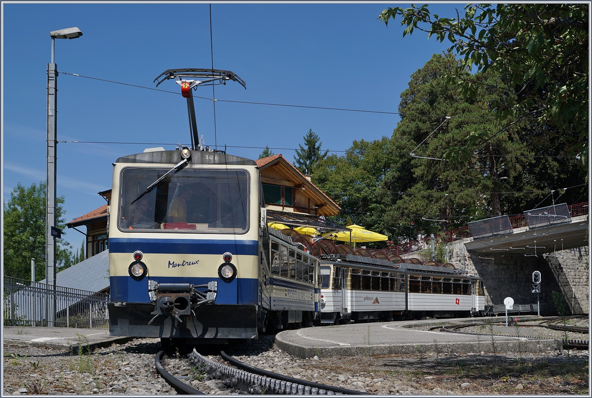 Rochers de Naye Bhe 4/8 301 and 305 in Glion.
02.08.2017