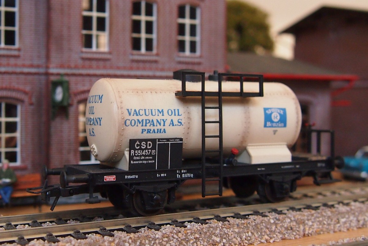 Roco H0 Tank car made as CSD wagon rented for Vacuum Oil Company with nice patina. The model belongs to me.