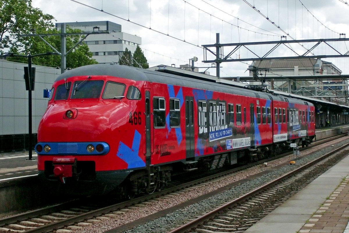 Rolling for Charity is the first private Plan V 'Apekop': former NS 466 speeds through Dordrecht on a condition ride on 28 June 2020.