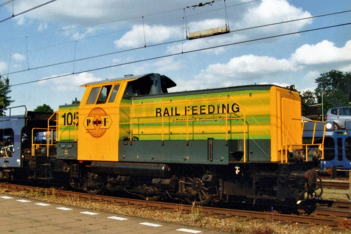 RRF 105 shunts on 11 June 2009 at 's-Hertogenbosch.