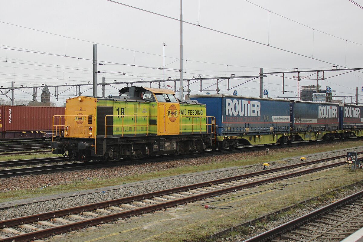 RRF 18 hauls the Routier intermodal train into Venlo on 6 December 2025 from Gekkengraaf. At Venlo, an Ecco Rail el;ectric loco will take over this train to Germany and Austria.