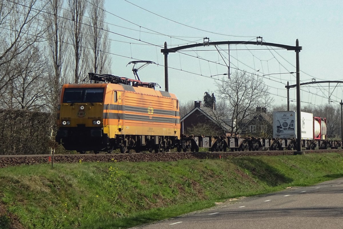 RRF 189 091 hauls a massive delayed Duisburg intermodal shuttle train through Roond on 31 March 2021. 