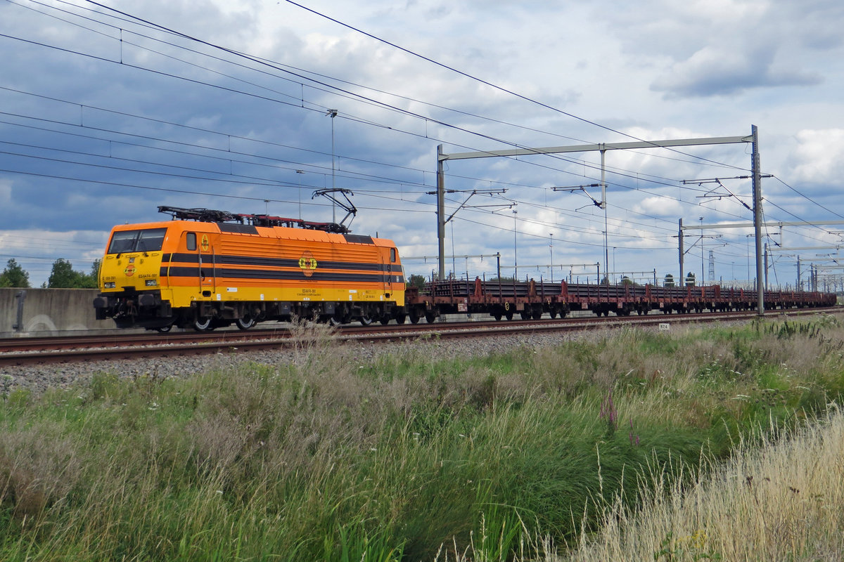 RRF 189 091 hauls an engineering train through Valburg CUP and shows her new RRF colours on 22 July 2020.
