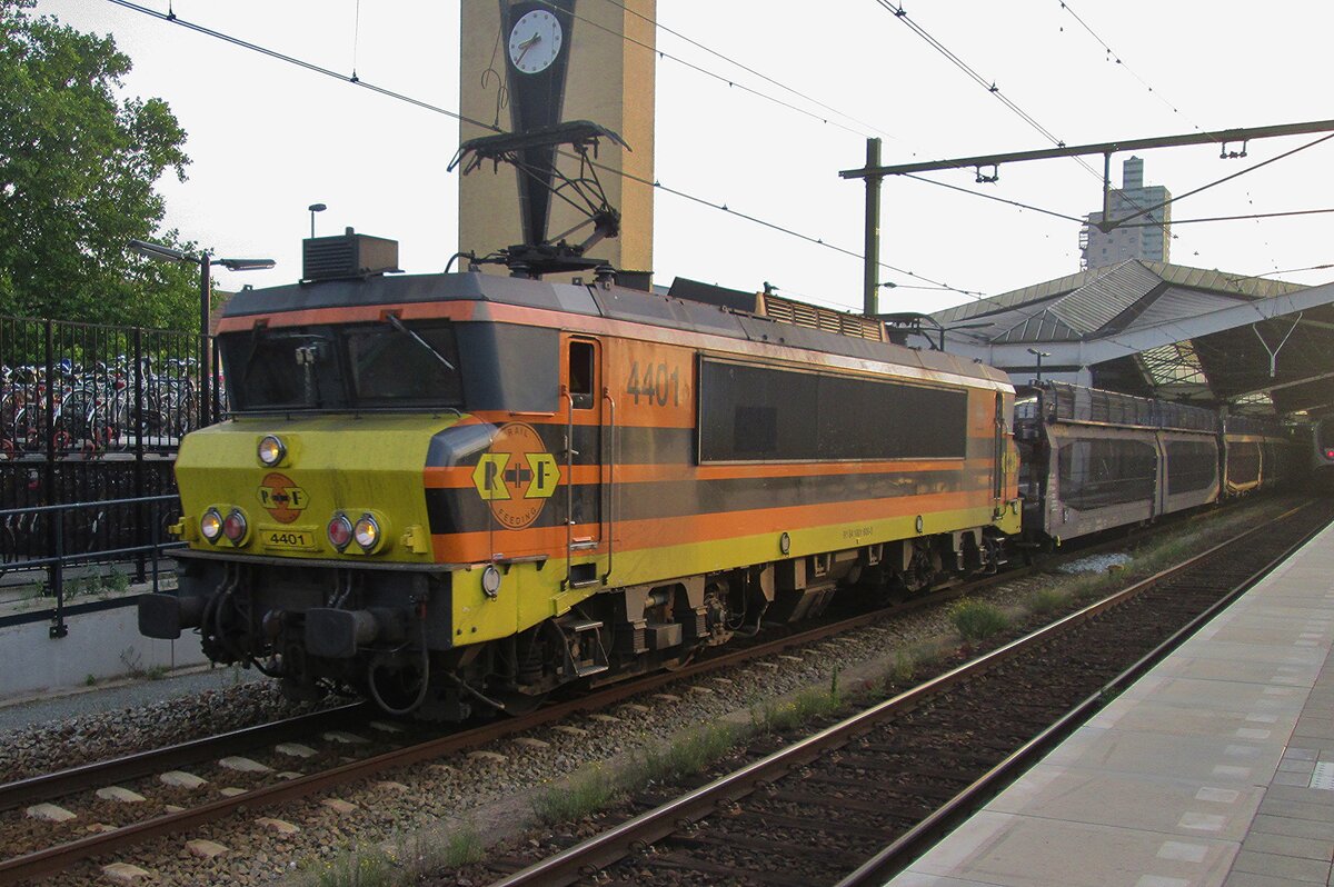 RRF 4401 hauls a rake of empties through Tilburg on the evening of 23 July 2016.