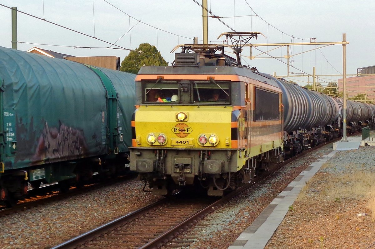 RRF 4401 hauls an oil train through Tilburg on 19 July 2018.