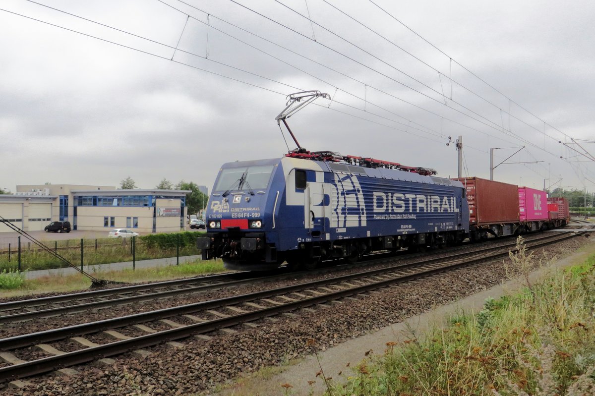 RRF/DistriRail 189 099 hauls a diverted Duisburg intermodal shuttle through Venlo toward Duisburg on 27 August 2020.