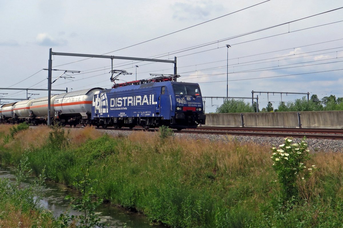 RRF/DistriRail 189 099 passes through Valburg CUP on 3 June 2020. Valburg CUP lies a bit to the east from Nijmegen and is a decent signing point on the Dutch freight artery Betuwe-Route.