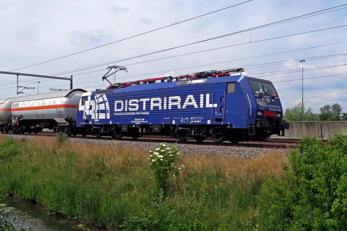 RRF/DistriRail 189 099 passes through Valburg CUP on 3 June 2020. Valburg CUP lies a bit to the east from Nijmegen and is a decent signing point on the Dutch freight artery Betuwe-Route.