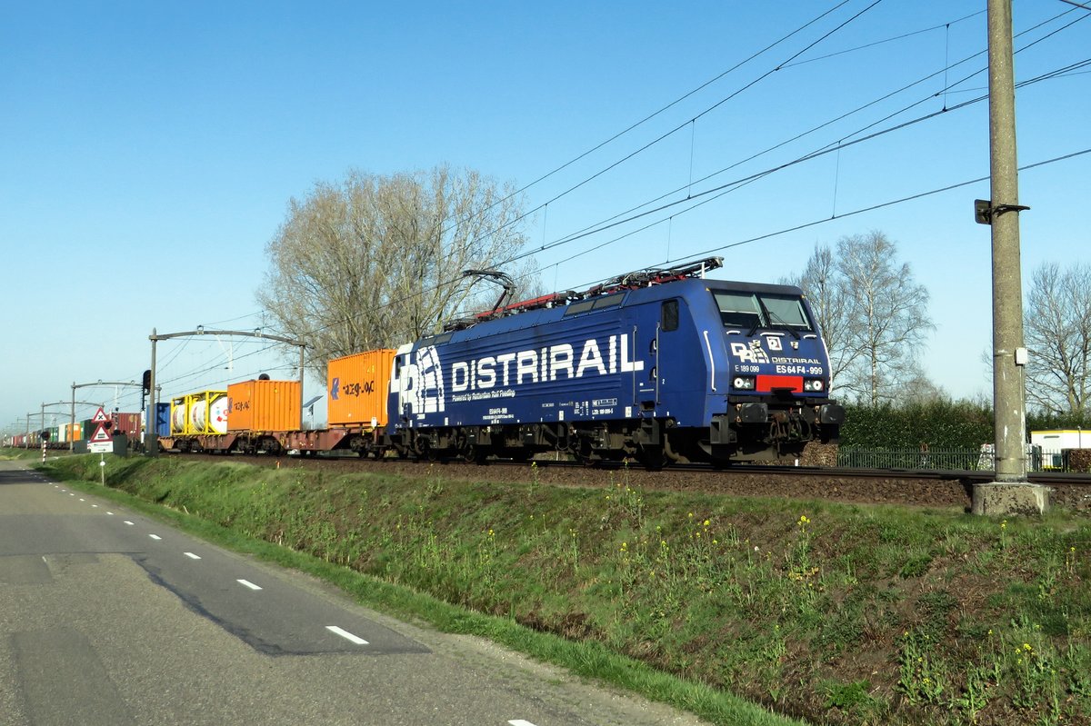 RRF/DistriRail 189 099 thunders through Roond on 31 March 2021 hauling a south bound container train.