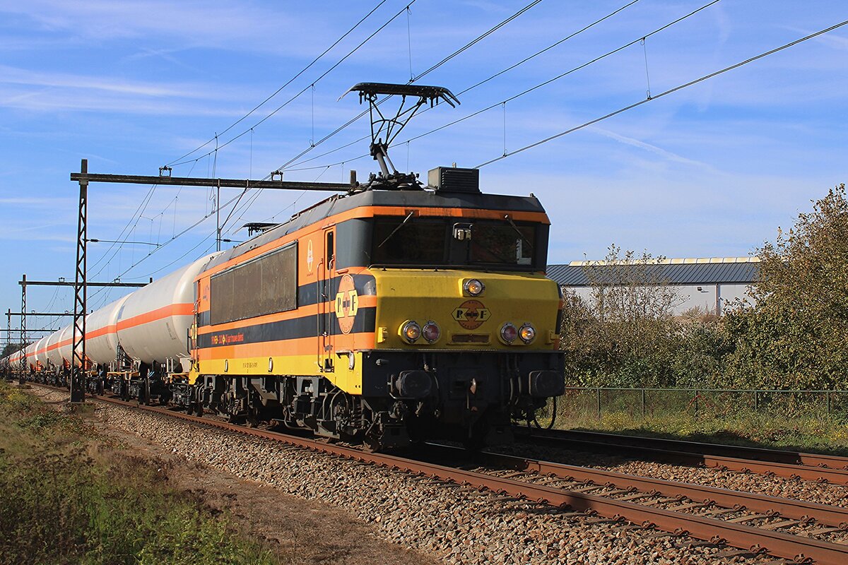 RRF/RXP 4401 hauls a LNG train through Alverna on 20 October 2026. The train was operated by RRF on behalf of HSL; the loco having been sold to Rail Experts.