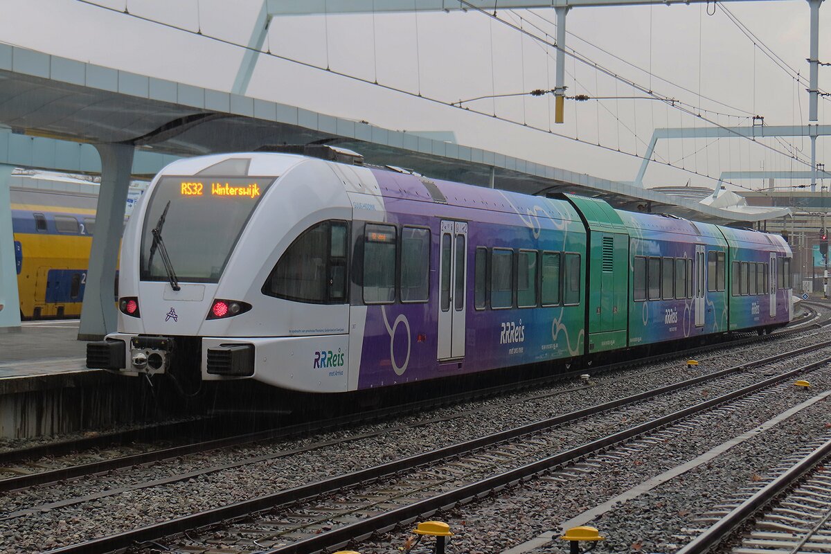 Rrreis/Arriva 367 stands in Arnhem on a rainy 19 NOvember 2025.