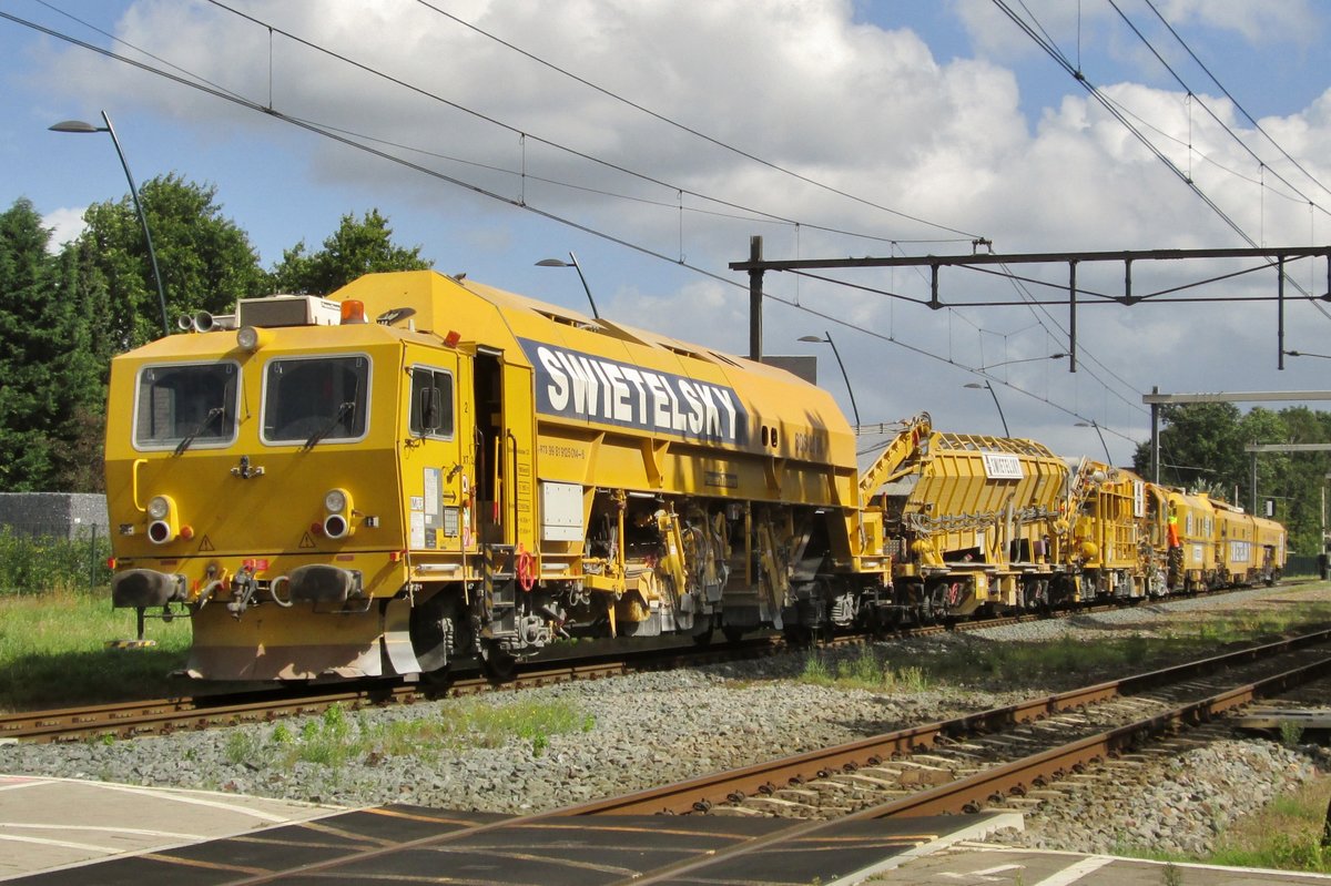 RT Swietelski BOS-2000 in action at a railway crossing in Wijchen on 4 september 2016.