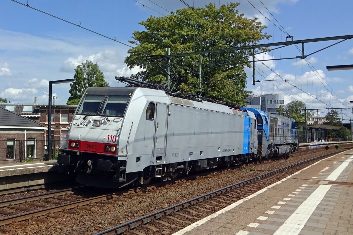 RTB 186 110 hauls a G2000 through Arnhem-Velperpoort on 14 Augustus 2019.